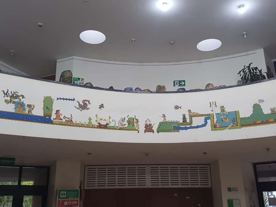 Anti-tour Bogotá - TransMilenio and the Gold Museum stop: using local transit like locals