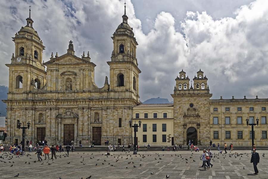 Bogotá: City tour Monserrate, emerald and gold museum & more - La Candelaria and Chorro de Quevedo: old streets with room to wander