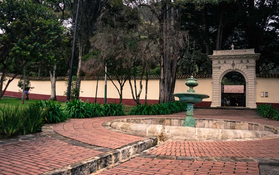 Bogotá: City Tour with Monserrate Hill, transfers and guide - Historic Center on Foot: Plaza de Bolívar to the Capitol area