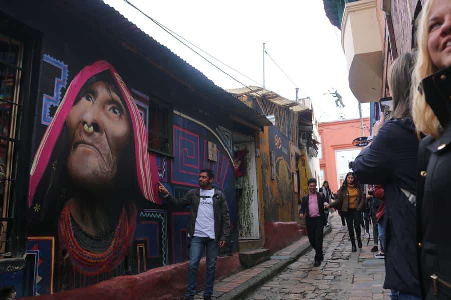 Bogotá: Guided La Candelaria Walking Tour - La Concordia Market on Carrera Septima: fruit tastings and local rhythm