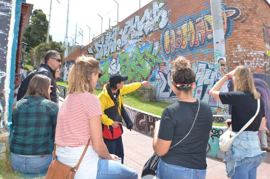 Bogotá: La Candelaria Graffiti & Urban Art Guided Tour - La Candelaria graffiti: why the walls feel like a history lesson