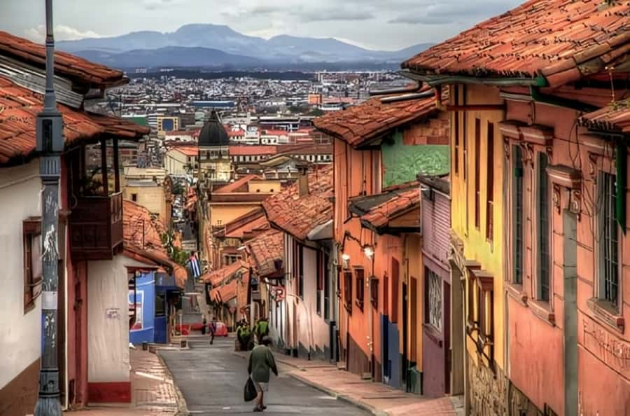 Bogota : Must-See Sites Walking Tour With a Guide - Why La Candelaria Works Best as a Walking Tour