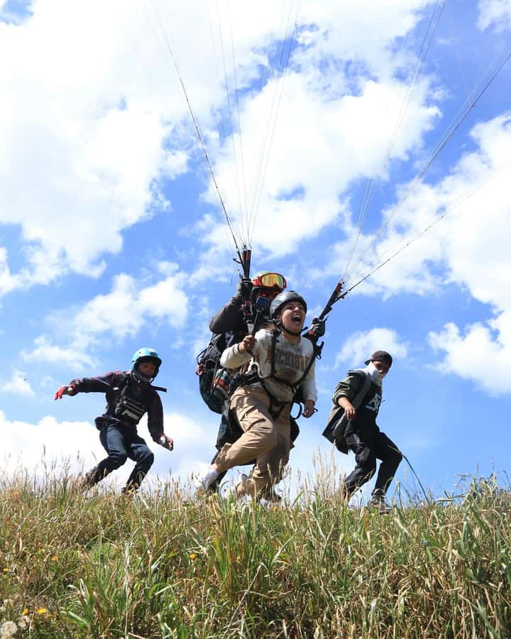 Bogota: Paragliding Flight Ticket in Guatavita - Getting Kitted Up: Gear, Clothing, and Small Comfort Wins