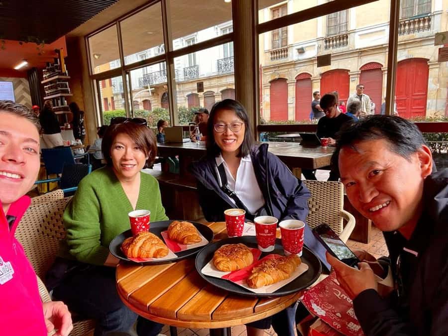 Bogotá: Private City Tour, Monserrate, Emerald and Botero - La Candelaria Streets and Botero Museum in One Flow
