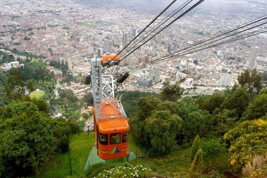 Bogotá: Private Guided Tour with Monserrate & La Candelaria - Plaza Bolívar: Bogotá’s Center of Gravity for Photos and Orientation