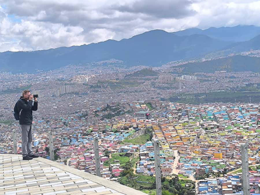 Bogotá´s Barrios: El Paraíso Favela Tour with Cable Car - Walking El Paraíso: Graffiti, Narrow Streets, and Everyday Life