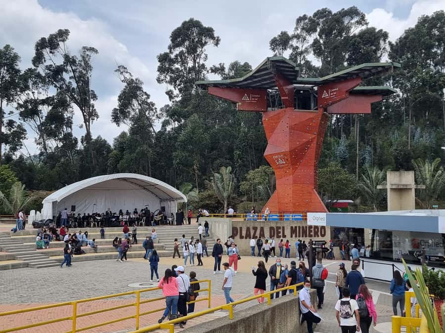 Bogotá: Salt Cathedral & Lake Guatavitá Tour with Lunch - The guided “private group” format: why it feels smoother