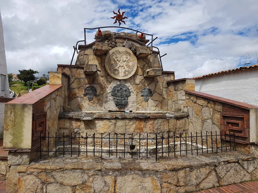 Bogotá: Salt Cathedral & Lake Guatavitá Tour with Lunch - Lunch and the pacing you will feel in your feet