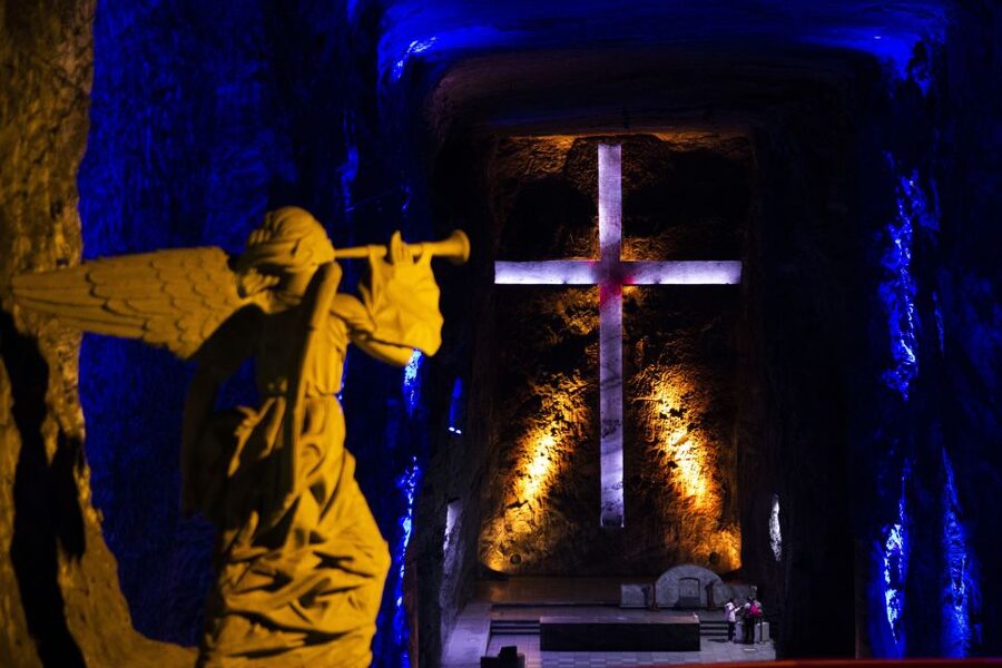 Bogotá: Salt Cathedral Private Tour with Entry Ticket Basic - Zipaquirá Lunch and Colonial-Street Time