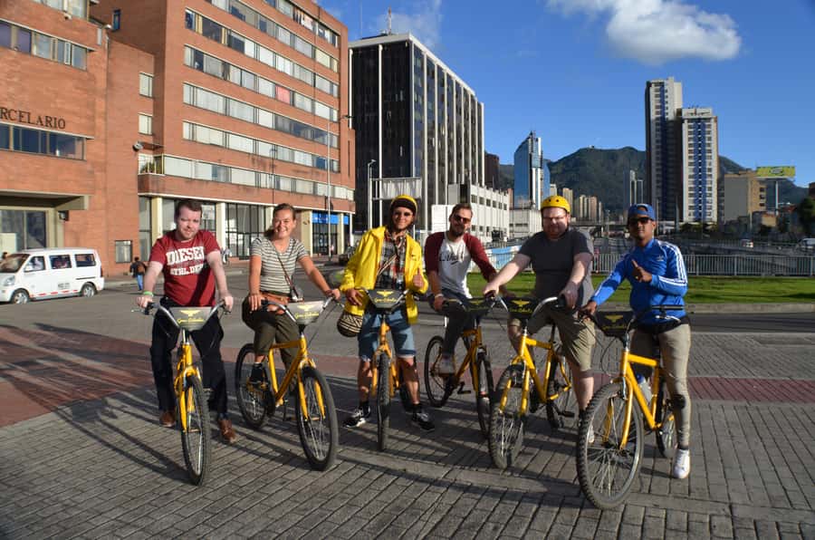 Bogotá: Shared Bike Tour - Meeting El Gato Gris and Rolling From Chorro de Quevedo