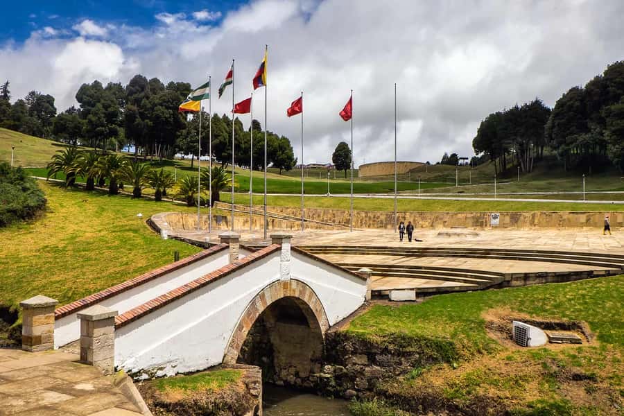 Bogotá: Villa de Leyva Full-Day Tour with Meals - Raquira Pottery Visit: Craft Town Mode