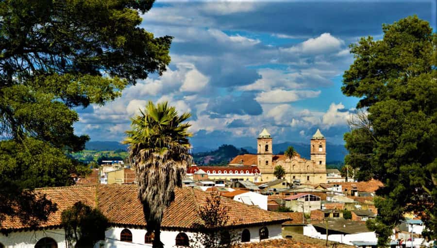 Bogota: Zipaquira, Salt Cathedral & Lake Guatavitá Tour - The note about timing: Monday closures and the 2 km walk during maintenance