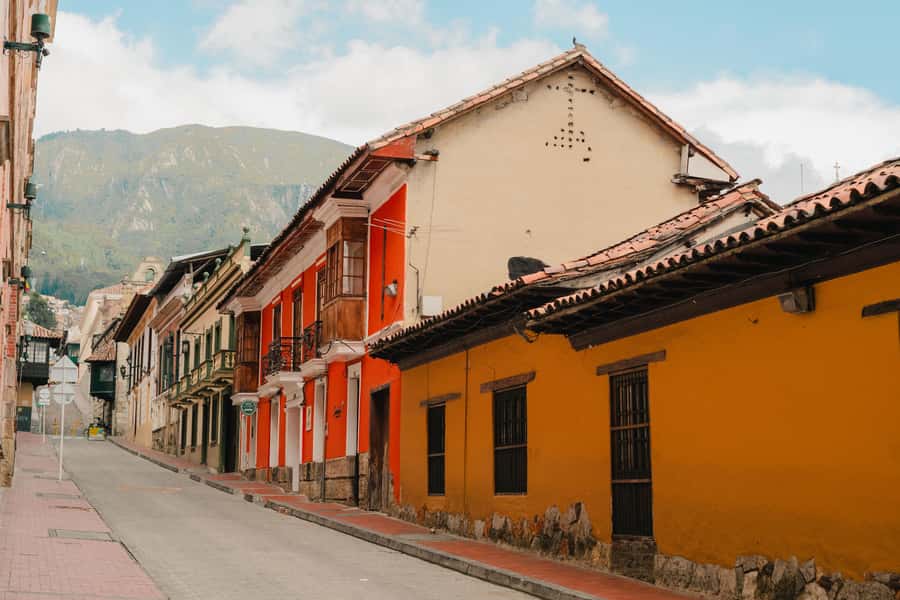 Candelaria Unveiled: Cool-tural Heritage Walking Tour - Iglesia San Ignacio and the colonial church stop: why 17th-century buildings matter