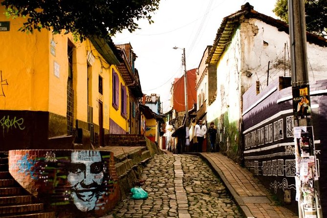 Layover Bogotá Private Tour + Transfer in & Out (4 Hrs.) - Stop 3: Plaza de Bolívar for the Main Square Feel (15 Minutes)