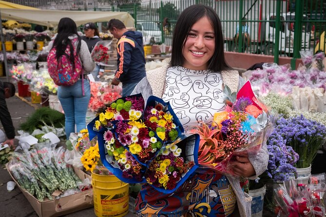 PALOQUEMAO MARKET FOOD TOUR. EXOTIC FRUIT. LOCAL SNACKS. /Min 2 pax - Who this Paloquemao fruit market tour is best for